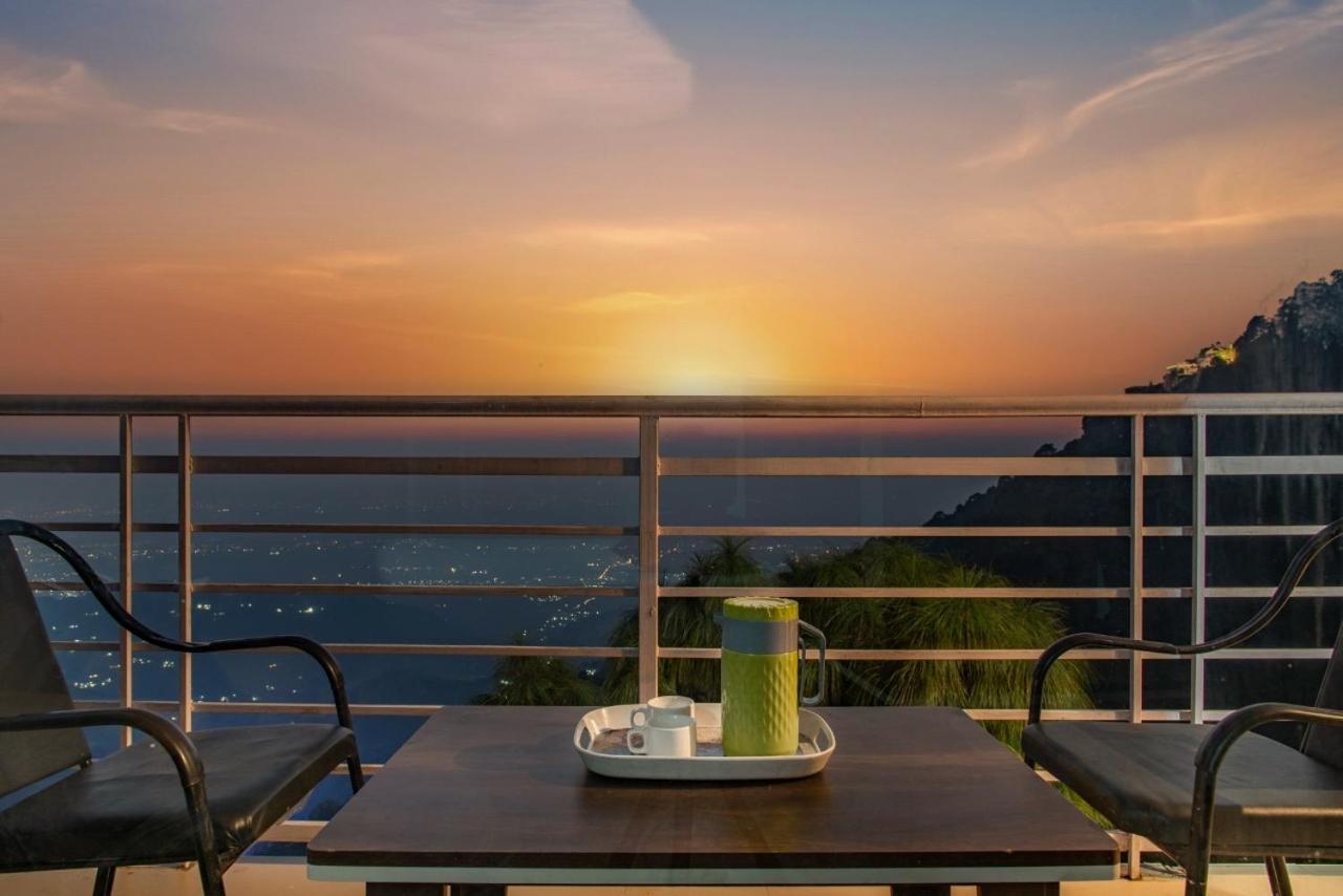 Panormic View By The North Edge Apartment Kasauli Exterior photo