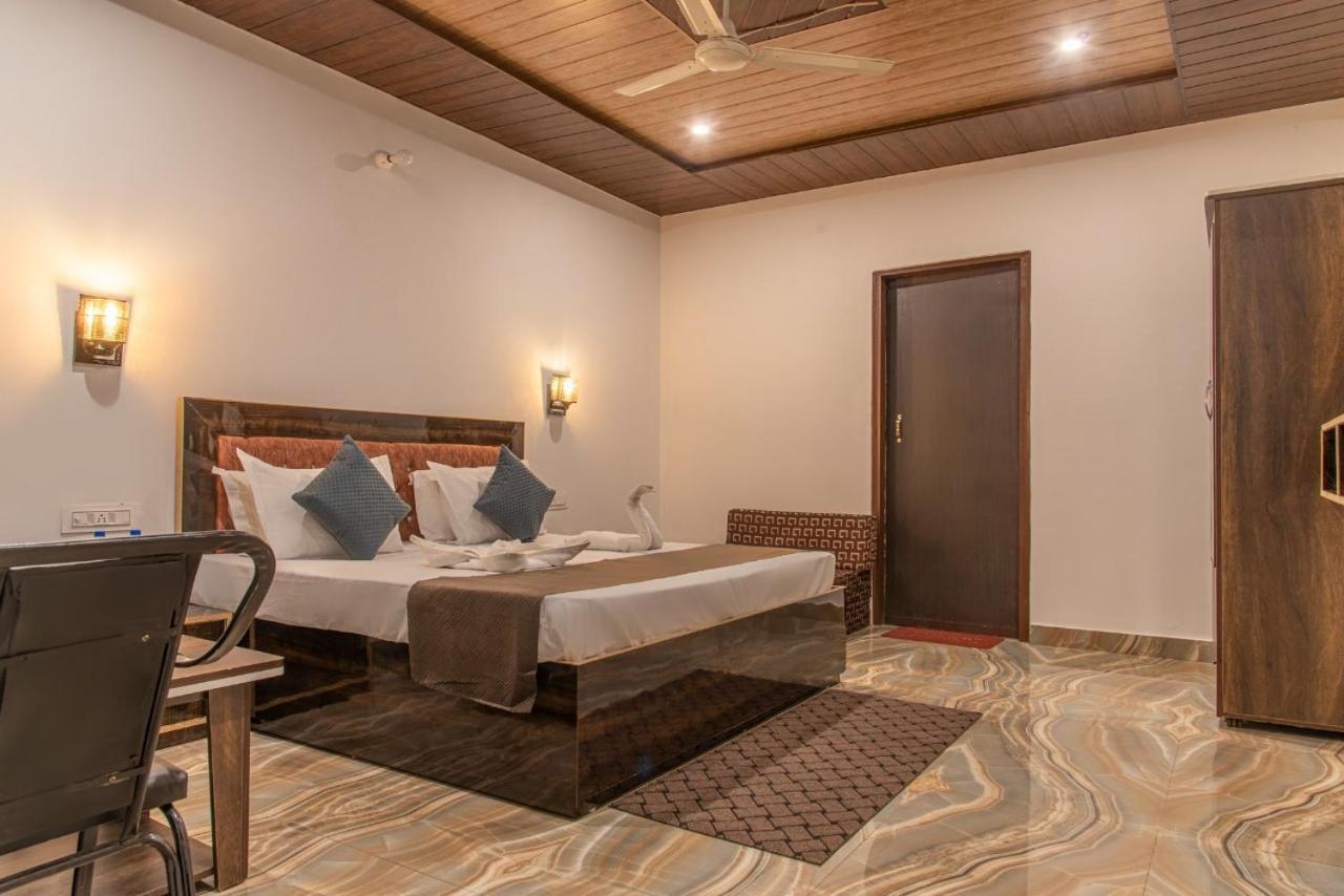 Panormic View By The North Edge Apartment Kasauli Exterior photo