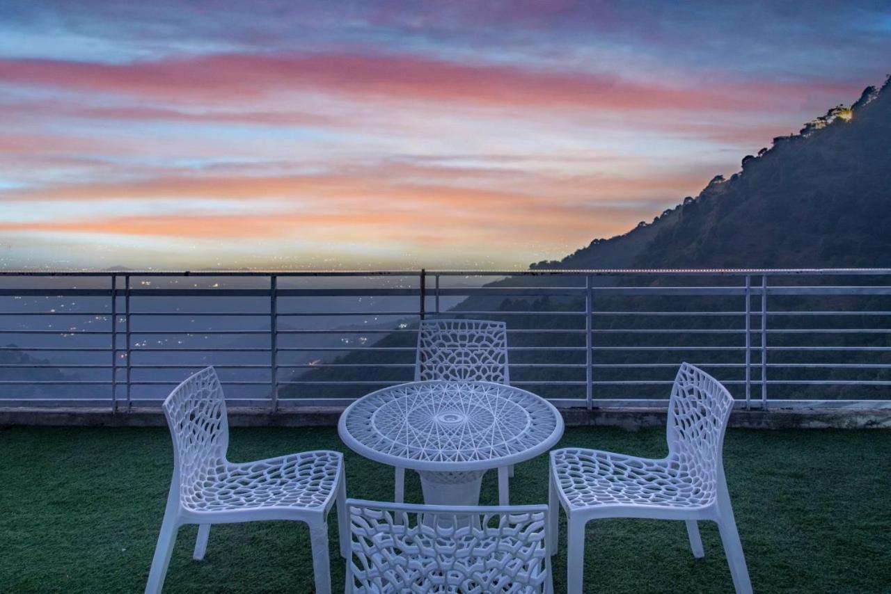 Panormic View By The North Edge Apartment Kasauli Exterior photo