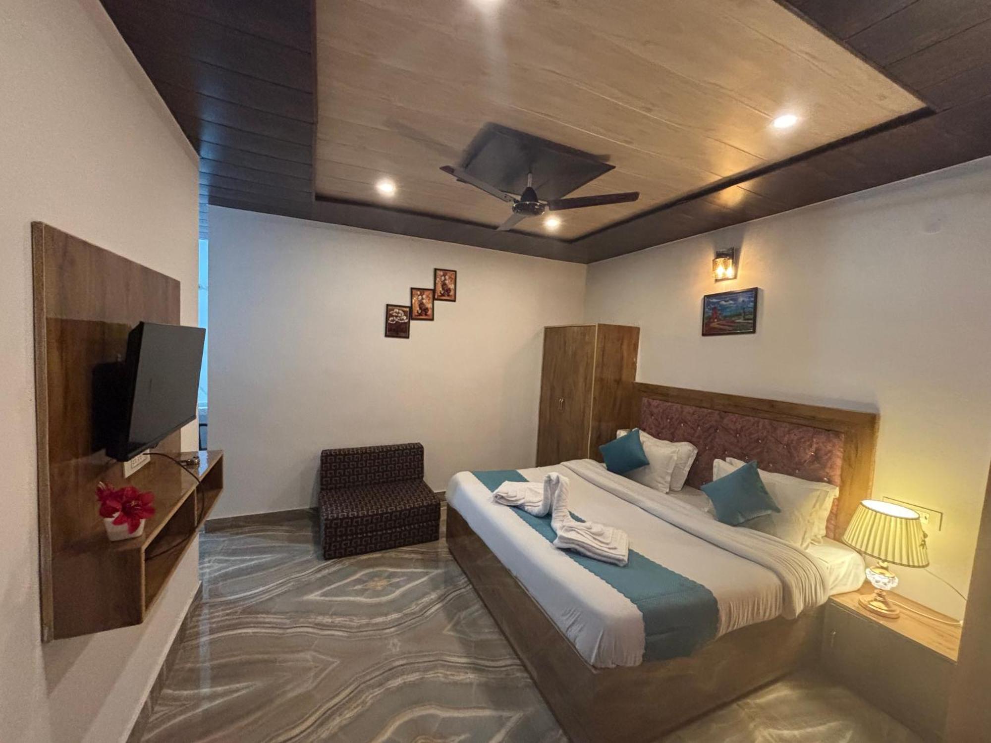 Panormic View By The North Edge Apartment Kasauli Exterior photo
