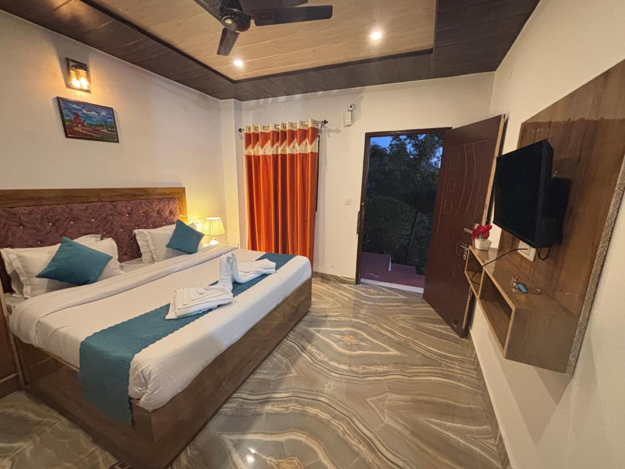 Panormic View By The North Edge Apartment Kasauli Exterior photo