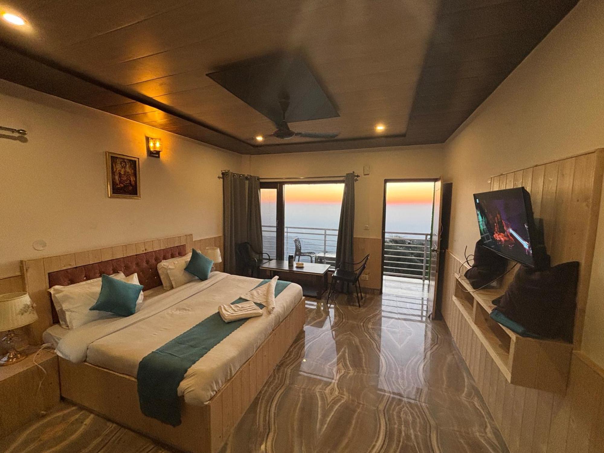 Panormic View By The North Edge Apartment Kasauli Exterior photo