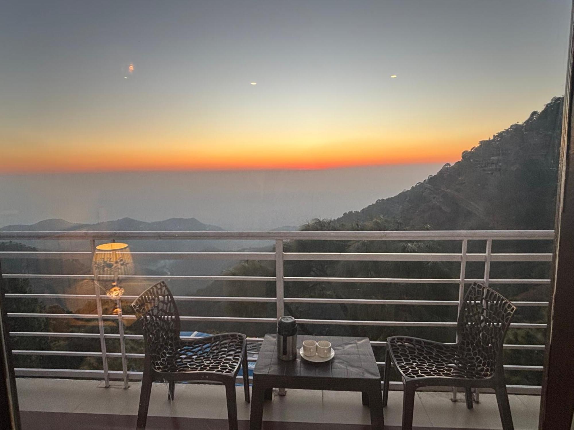 Panormic View By The North Edge Apartment Kasauli Exterior photo