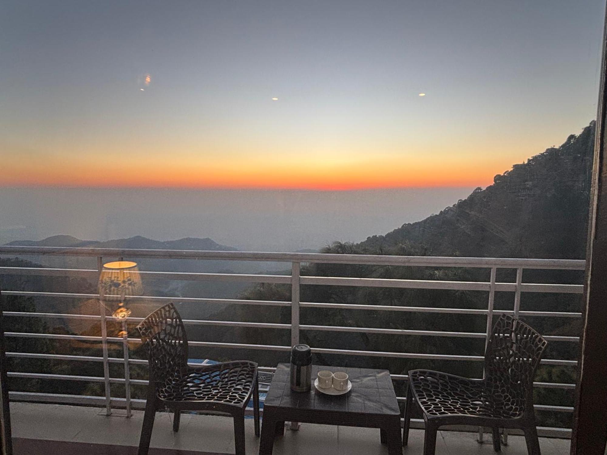 Panormic View By The North Edge Apartment Kasauli Exterior photo